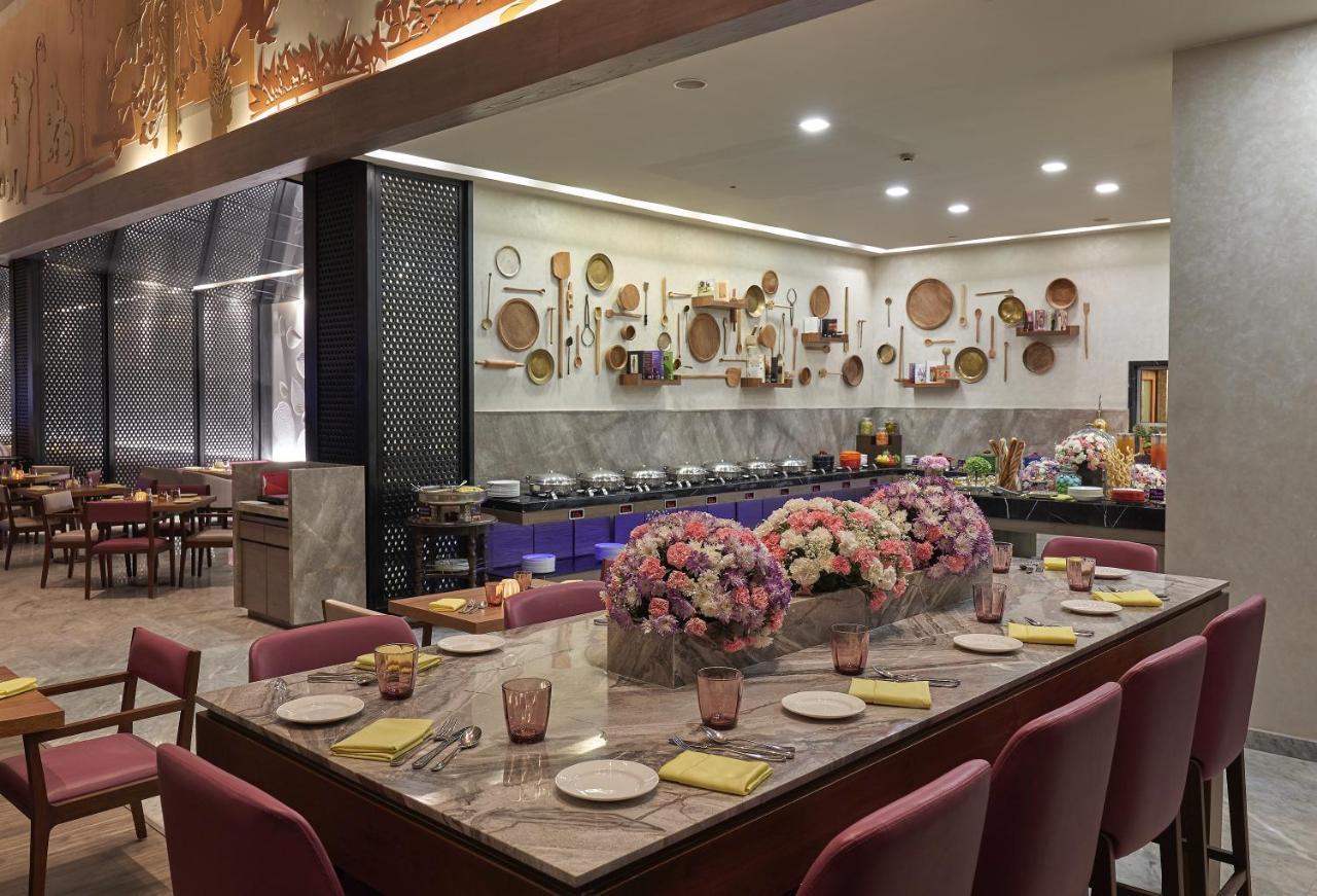 Vivanta Kolkata Em Bypass Dış mekan fotoğraf The buffet at the hotel
