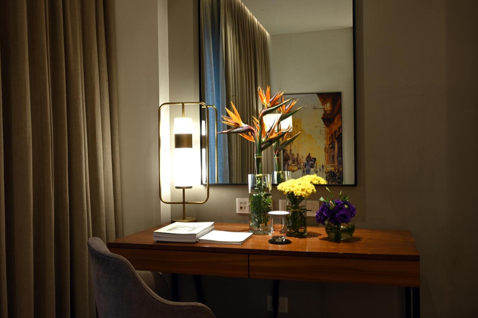 Vivanta Kolkata Em Bypass Dış mekan fotoğraf A desk in a hotel room