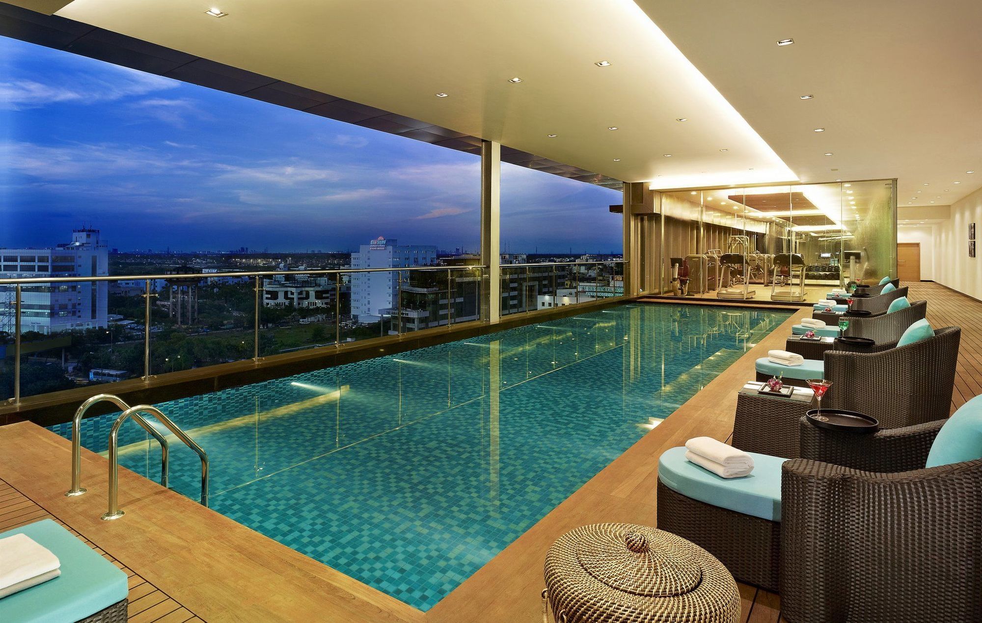 Vivanta Kolkata Em Bypass Konforlar fotoğraf The pool at the hotel